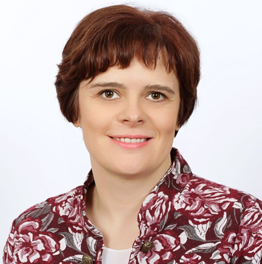 dr. Damjana Pondelek